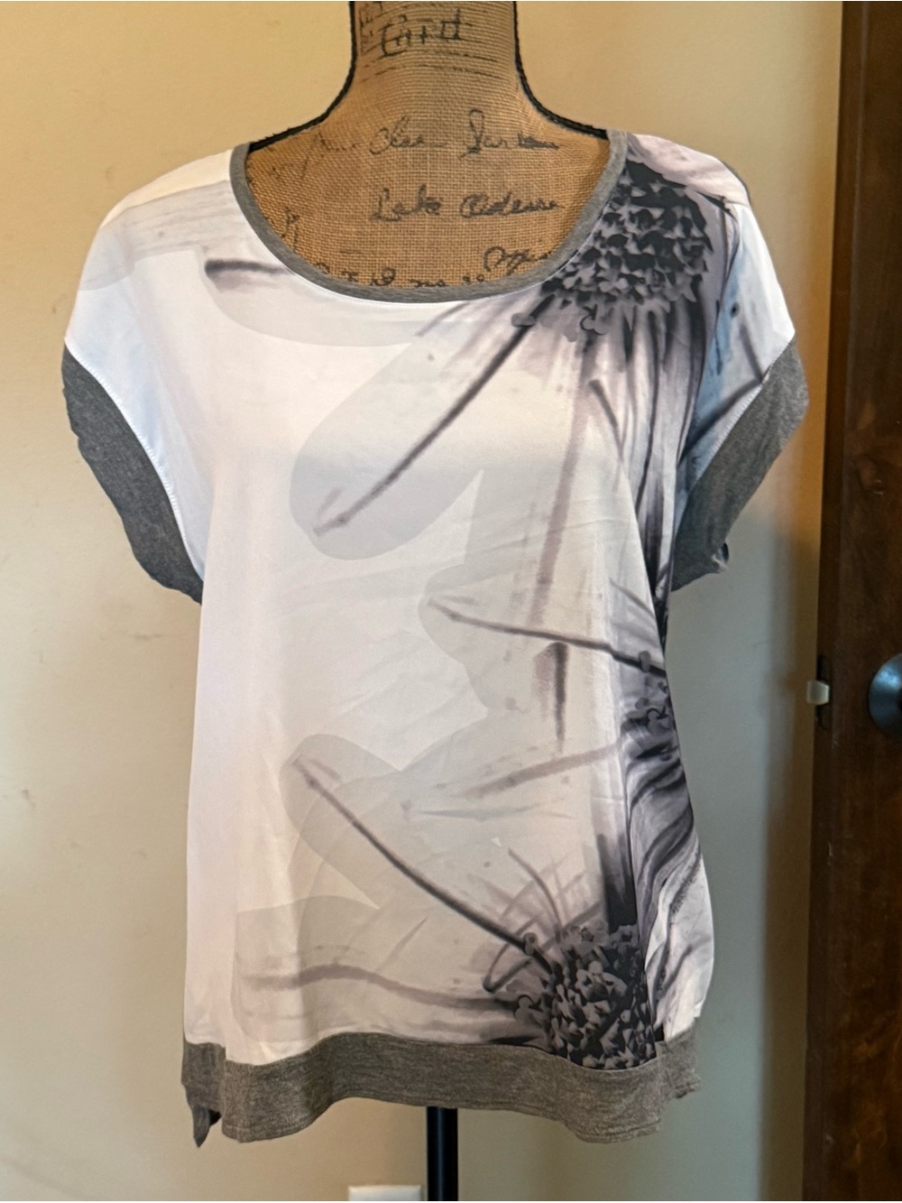 Apt. 9 Gray & White Floral Short Sleeve Top